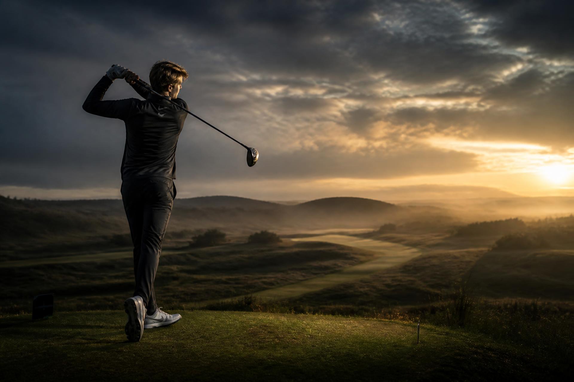 Jonge golfer bij zonsondergang